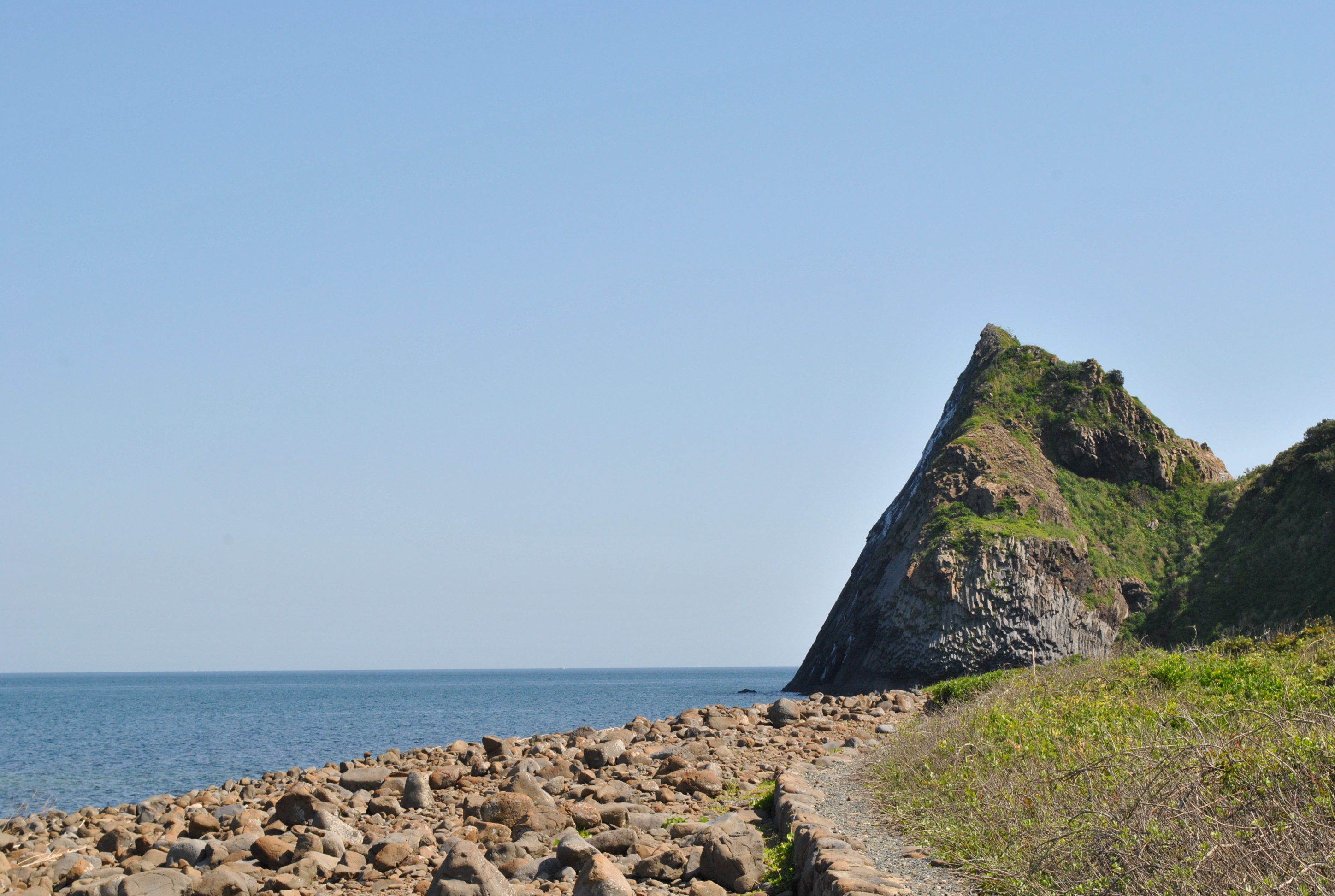 見渡すかぎりの青い海。芥屋の大門(けやのおおと)は糸島エリアのドライブに最適。