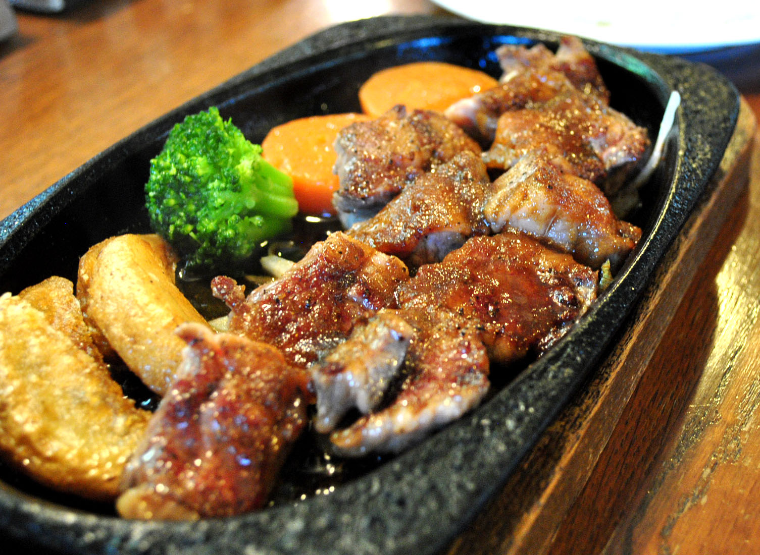 レトロな雰囲気の中でお肉を食す。唐津の「ステーキハウス・キッチンブル」。